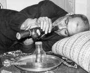 عکس‌های تکان‌دهنده از شیره‌کش‌خانه‌های تهران در دهه سی
