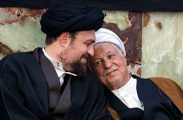 خاطرات هاشمی: حسن‌آقا خمینی ‌آمد، سه ماه با فرزند آقای نورمفیدی آفریقای جنوبی بوده‌اند؛ برای تقویت زبان انگلیسی کلاس می‌رفته‌اند