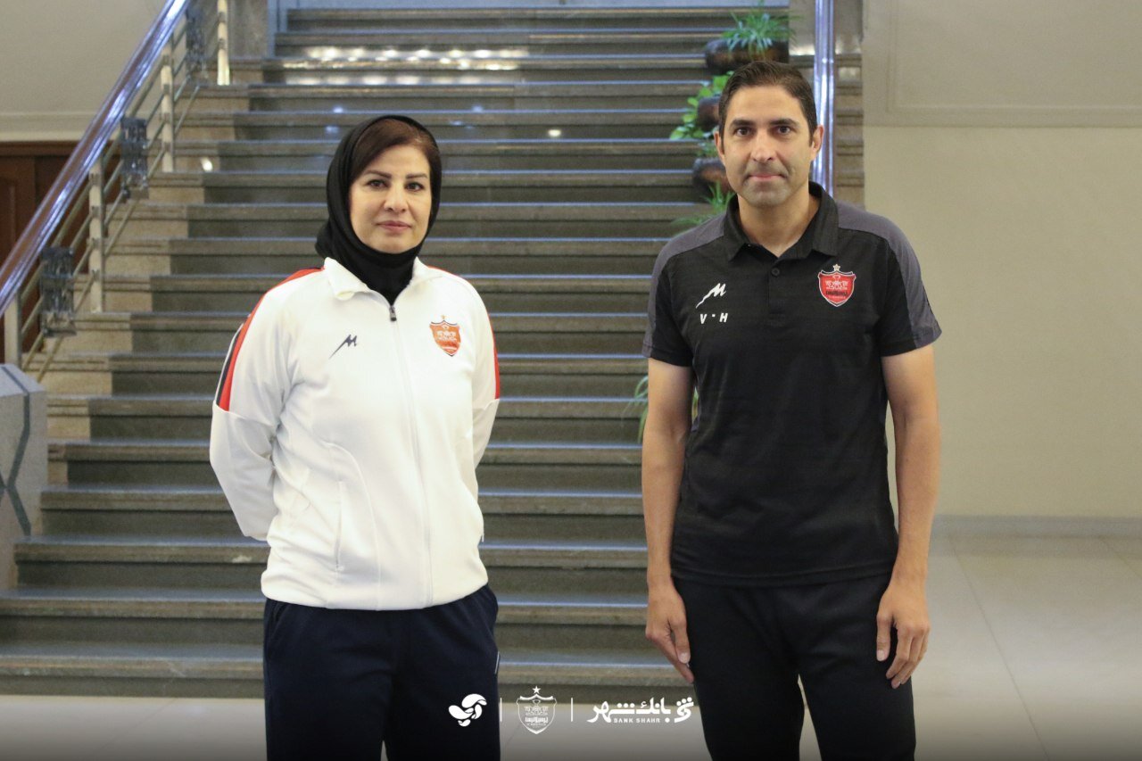 عکس| وحید هاشمیان میهمان تیم زنان پرسپولیس