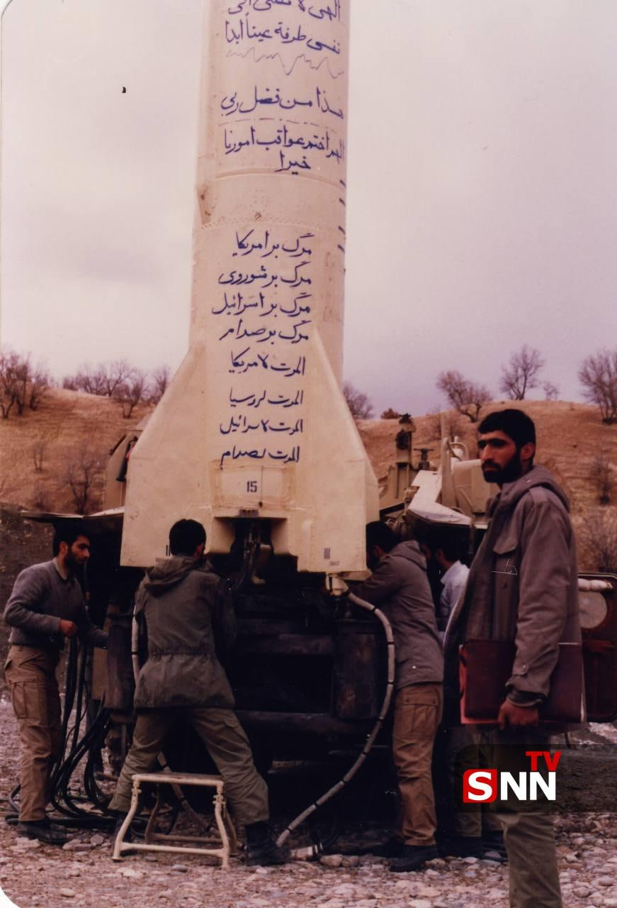 عکسی کمتر دیده شده از شهید طهرانیمقدم و شهید محمود باقری در حال آمادهسازی موشک/ بدنه موشک پر از شعار شده بود