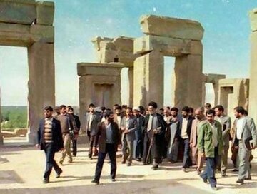 بازدید آیت‌الله خامنه‌ای از تخت‌جمشید در سال ۶۷ + عکس و جزئیات