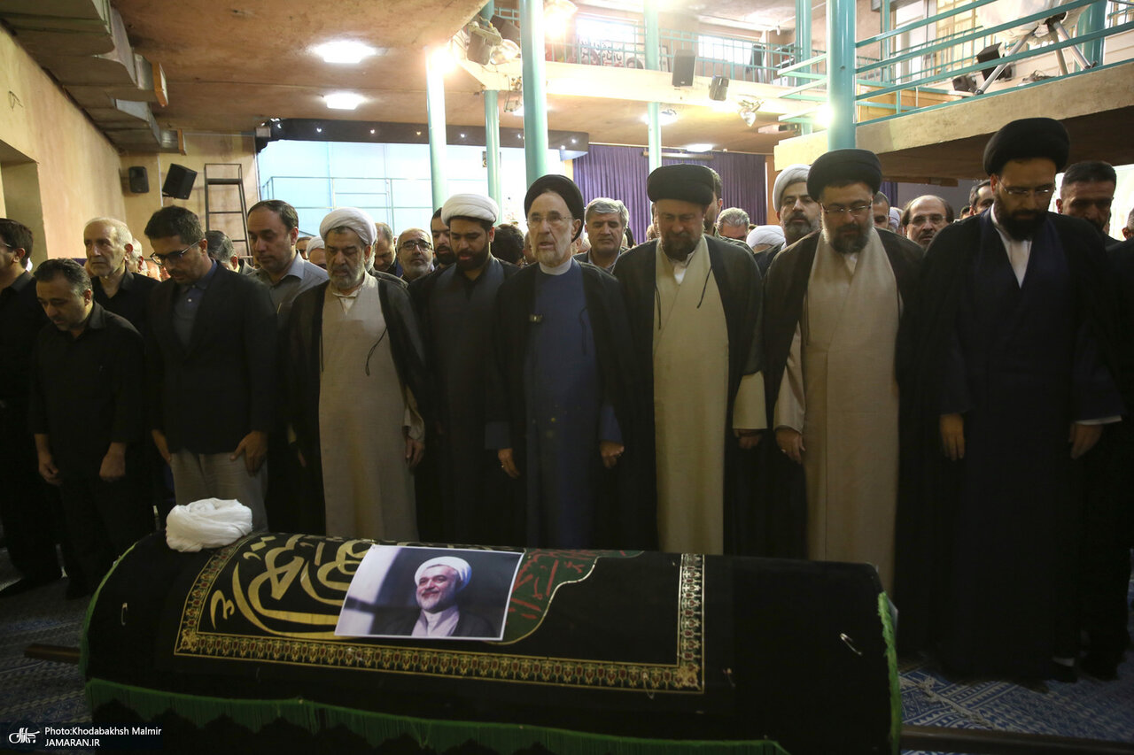 تصاویری از قرائت نماز میت توسط سید محمد خاتمی در مراسم تشییع پیکر مرحوم جماعتی 4