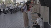  پسری که با یک ترازو در خیابان به دنبال نان می‌گردد