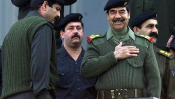 عکس/ صدام ۲۵ ساله در حال نشانه رفتن اسلحه به سمت نامزدش، ساجده