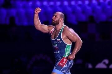 عکس | سلام نظامی امیرحسین زارع مقابل پرچم و روی سکو