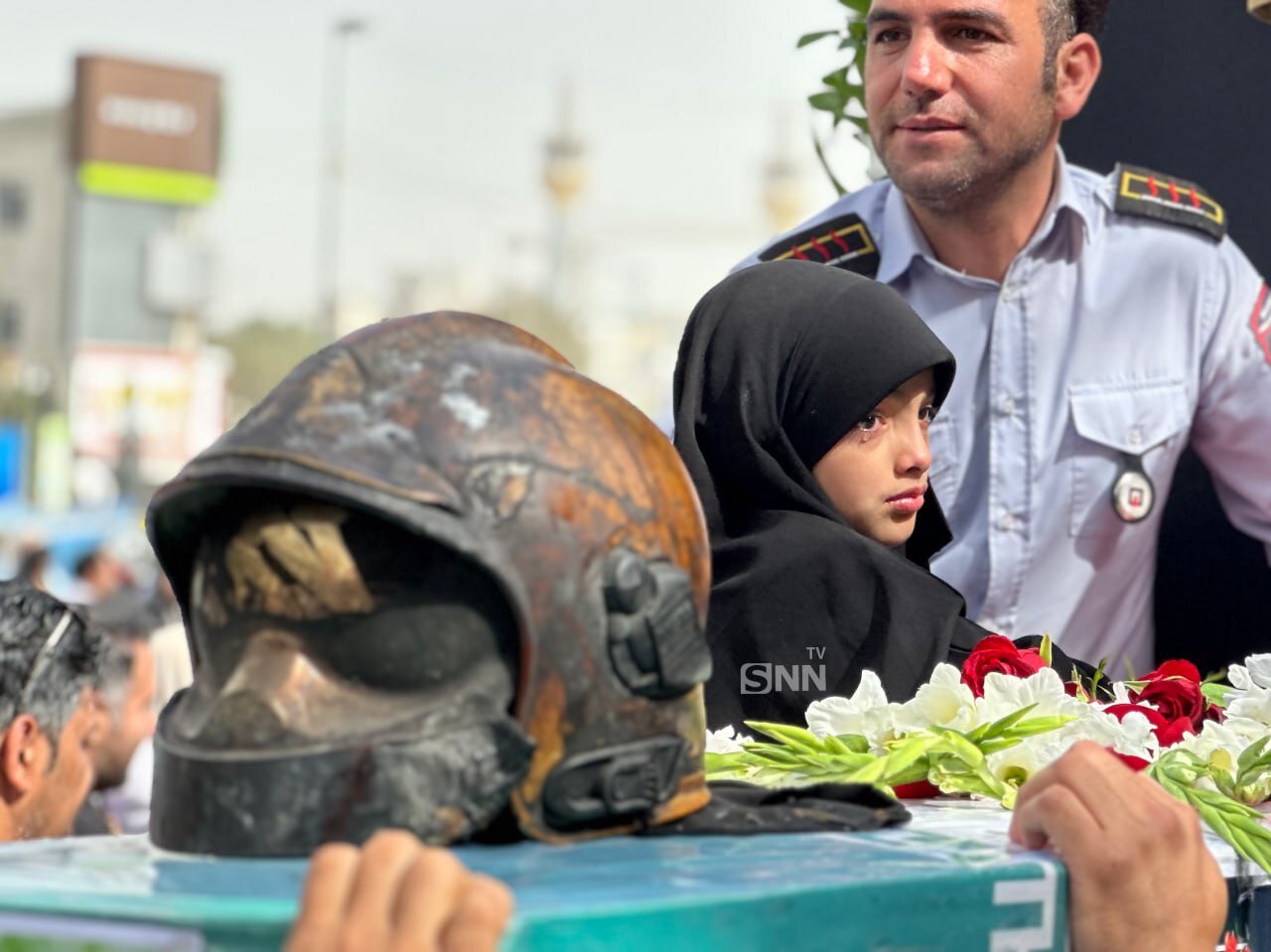 عکس | اشکهای تلخ دختر در فراغ پدر قهرمان