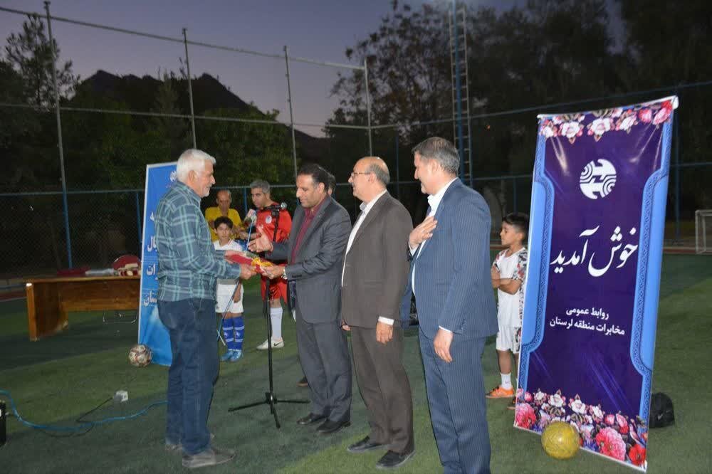 اختتامیه ترم تابستان مدرسه فوتبال مخابرات لرستان/ تجلیل از پیشکسوتان فوتبال