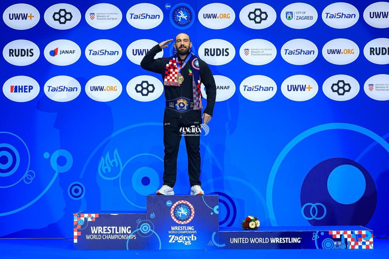 عکس | سلام نظامی امیرحسین زارع مقابل پرچم و روی سکو 3