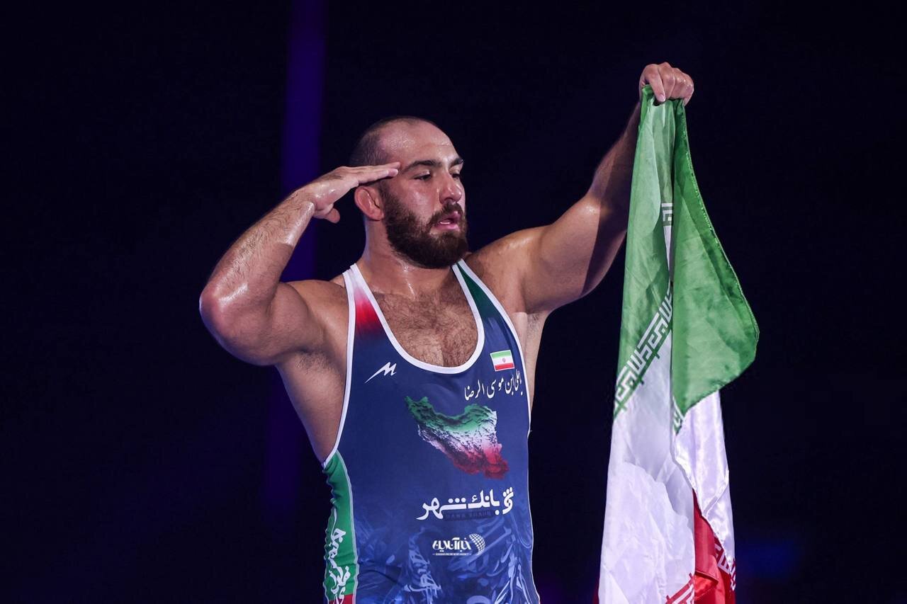 عکس | سلام نظامی امیرحسین زارع مقابل پرچم و روی سکو 2