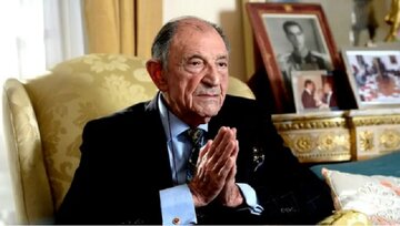 عکس/ اردشیر زاهدی در خانه‌اش در شمیران،  ۲۷ آذر ۱۳۵۷