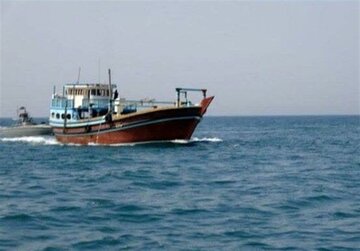 لنج حامل ۸۰۰ میلیارد کالای قاچاق در بندرلنگه توقیف شد لنج حامل ۸۰۰ میلیارد کالای قاچاق در بندرلنگه توقیف شد