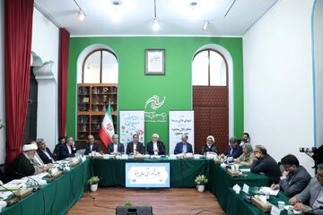 دعوت عارف از هنرمندان خارج نشین برای بازگشت به ایران / زندگی یک هنرمند عزیز ایرانی در لس‌آنجلس نمی‌چرخد و برای امرار معاش در آثار دست چندم بازی می‌کند