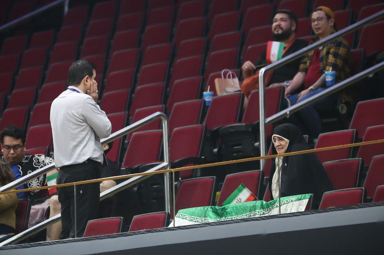 عکس | استرس و هیجان به سبک رئیس در بازی والیبال