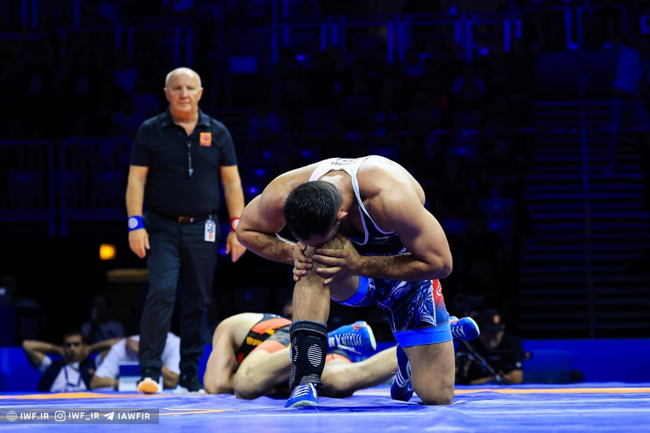 عکس | ماجرای بوسه ستاره کشتی ایران پس از پیروزی بزرگ 2