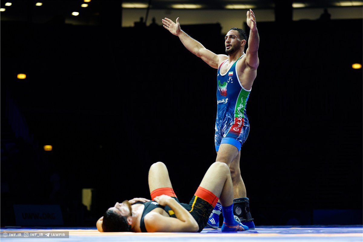 عکس | ماجرای بوسه ستاره کشتی ایران پس از پیروزی بزرگ عکس | ماجرای بوسه ستاره کشتی ایران پس از پیروزی بزرگ
