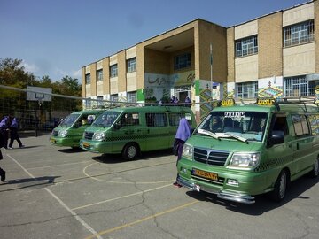 آمادگی ۵۸۰ دستگاه مینی‌بوس و تاکسی برای سرویس مدارس سنندج/ اولیا از بستن قرارداد با خودروهای غیرمجاز خودداری کنند