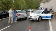 ببینید | تصادف عجیب خودروی سواری با ماشین پلیس حین بازرسی!
