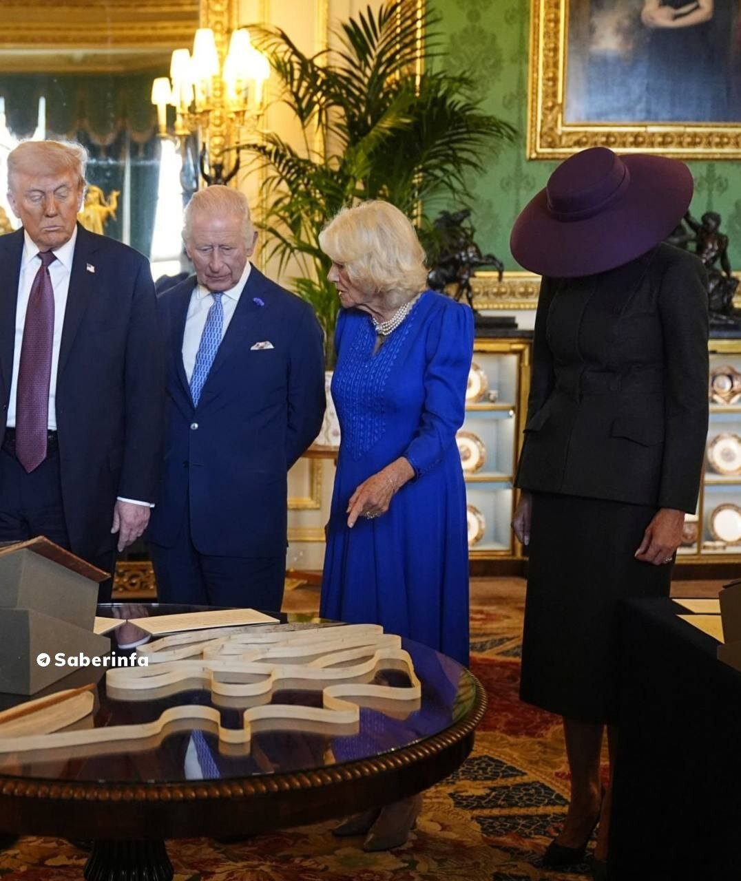 عکس | استایل عجیب ملانیا در کنار خانواده سلطنتی بریتانیا!