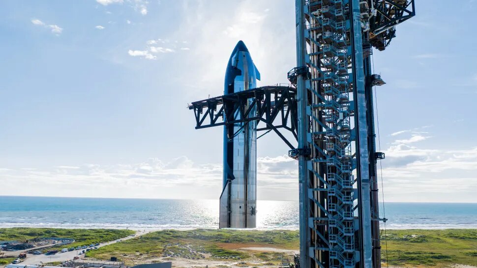 قدرتمندترین موشک جهان شبانه روی سکوی پرتاب قرار گرفت/ عکس