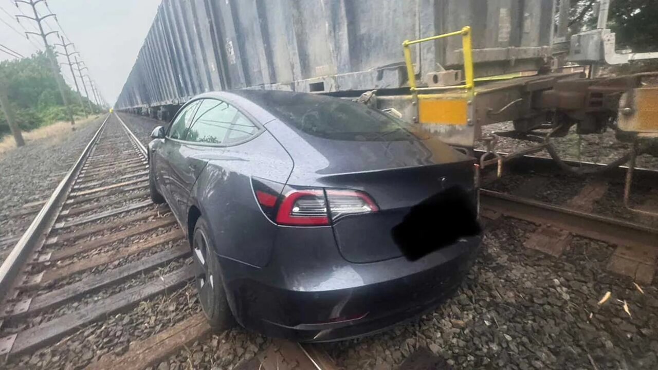 نقص خطرناک سیستم خودران تسلا، عدم تشخیص ریل و تقاطع راهآهن!