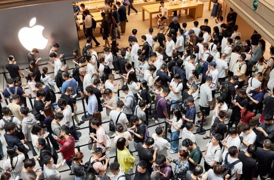 مردم برای خرید آیفون ۱۷ صف بستند! /عکس مردم برای خرید آیفون ۱۷ صف بستند! /عکس