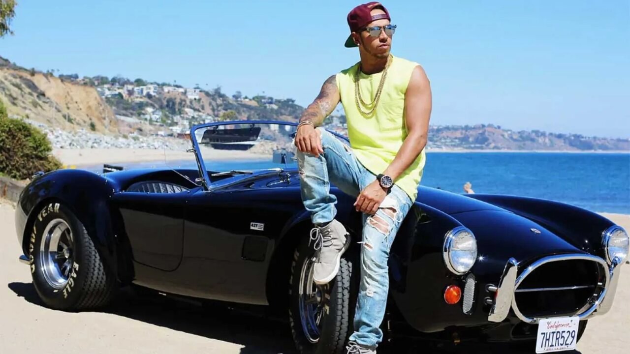 لوئیس همیلتون کلکسیون ۱۷ میلیون دلاری خودروهای خود را میفروشد