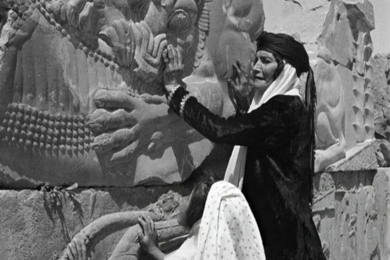 عکس/ زن عشایر در کنار نقشبرجستههای تختجمشید