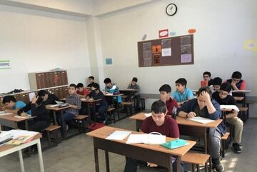 65 درصد کلاس های دوره ابتدایی به مرز 40 نفر رسیده است / آموزش و پرورش کلاسهای بدون معلم را با بازنشستهها، روزمزد و تدریس اجباری مدیران جبران میکند