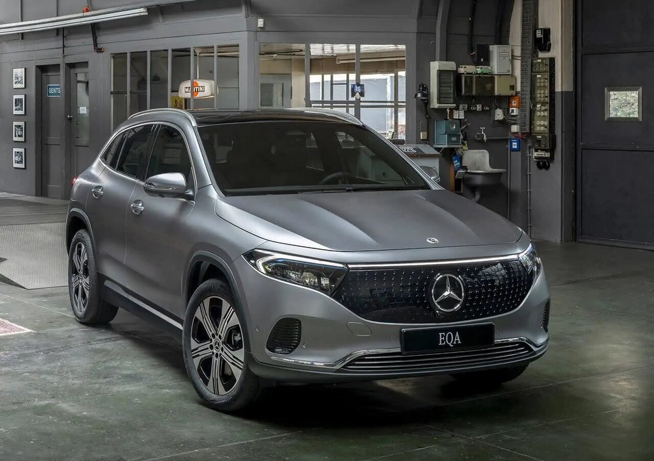 مرسدس بنز EQA به رنگ خاکستری