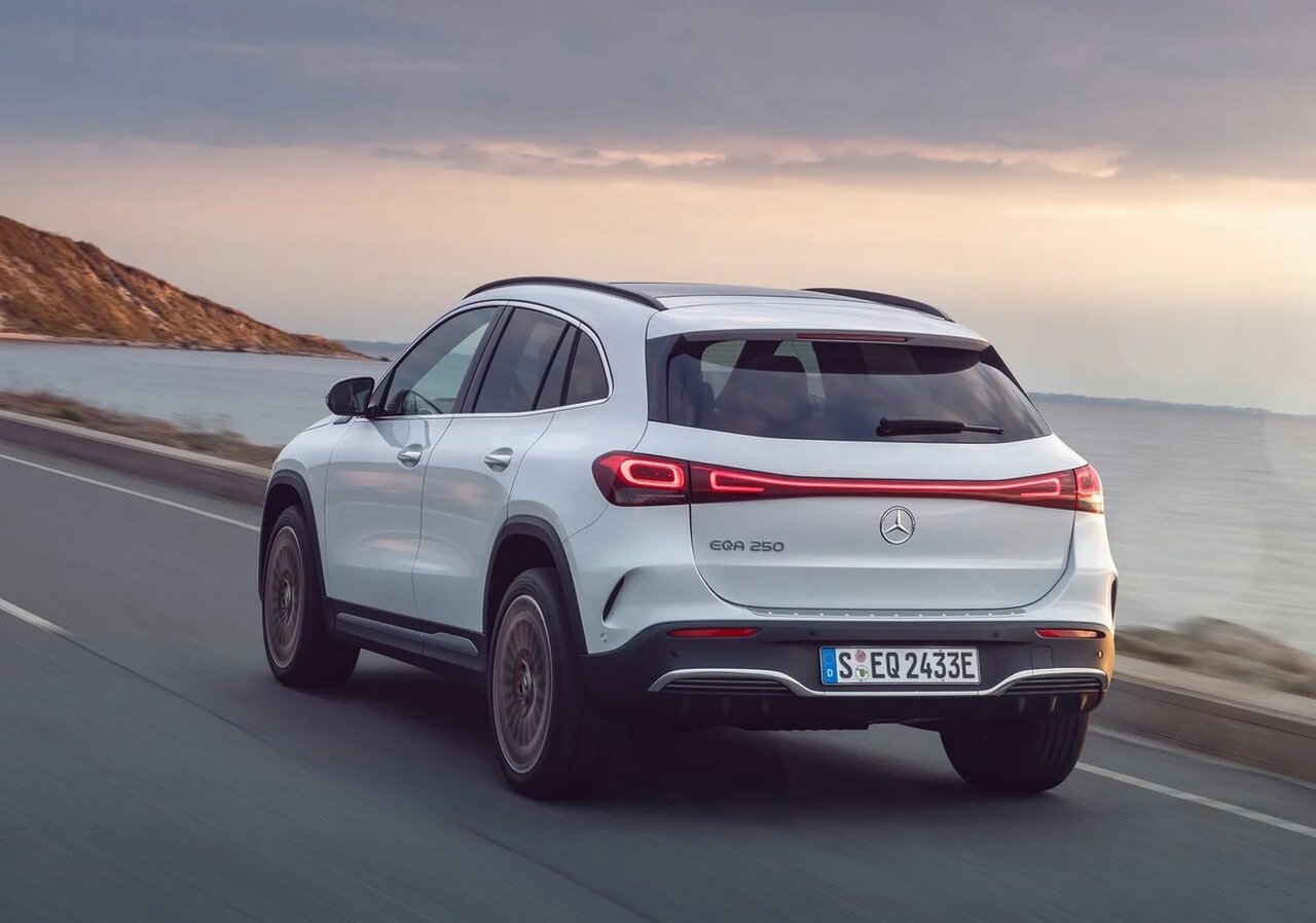 مرسدس بنز EQA به زنگ سفید در جاده