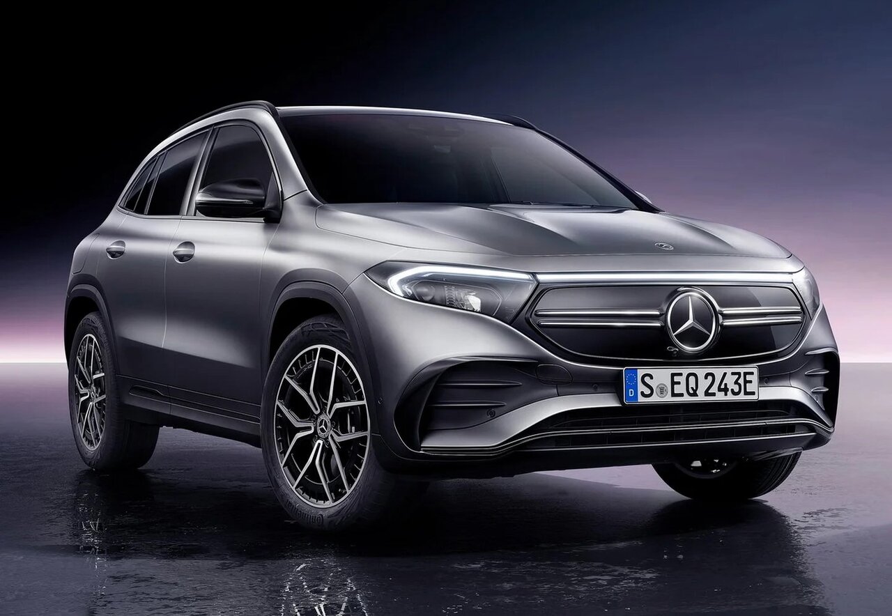 مرسدس بنز EQA از نمای سه چهارم جلو