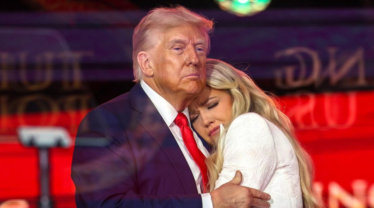 حواشی یادبود چارلی کرک؛ ترامپ و ماسک پس از سه ماه جدایی کنار هم نشستند / ترامپ همسر کرک را در آغوش کشید / عکس