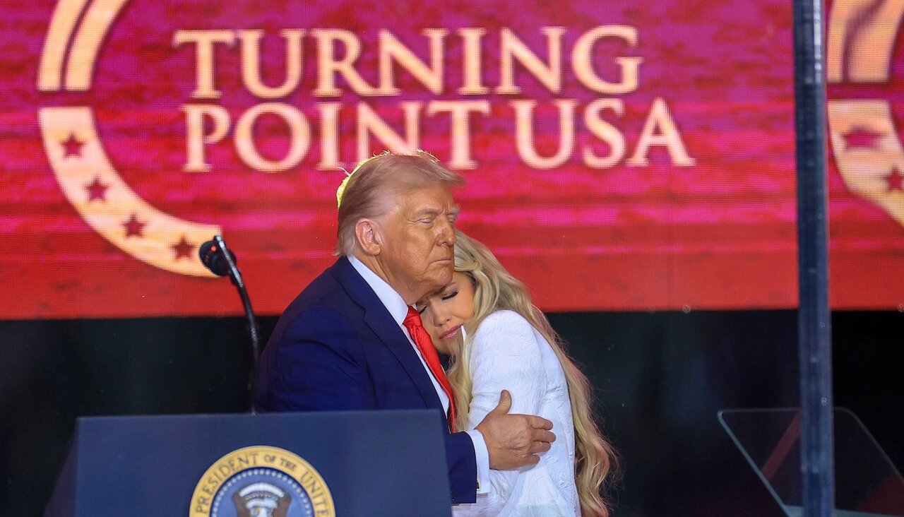 حواشی یادبود چارلی کرک؛ ترامپ و ماسک پس از سه ماه جدایی کنار هم نشستند / ترامپ همسر کرک را در آغوش کشید / عکس