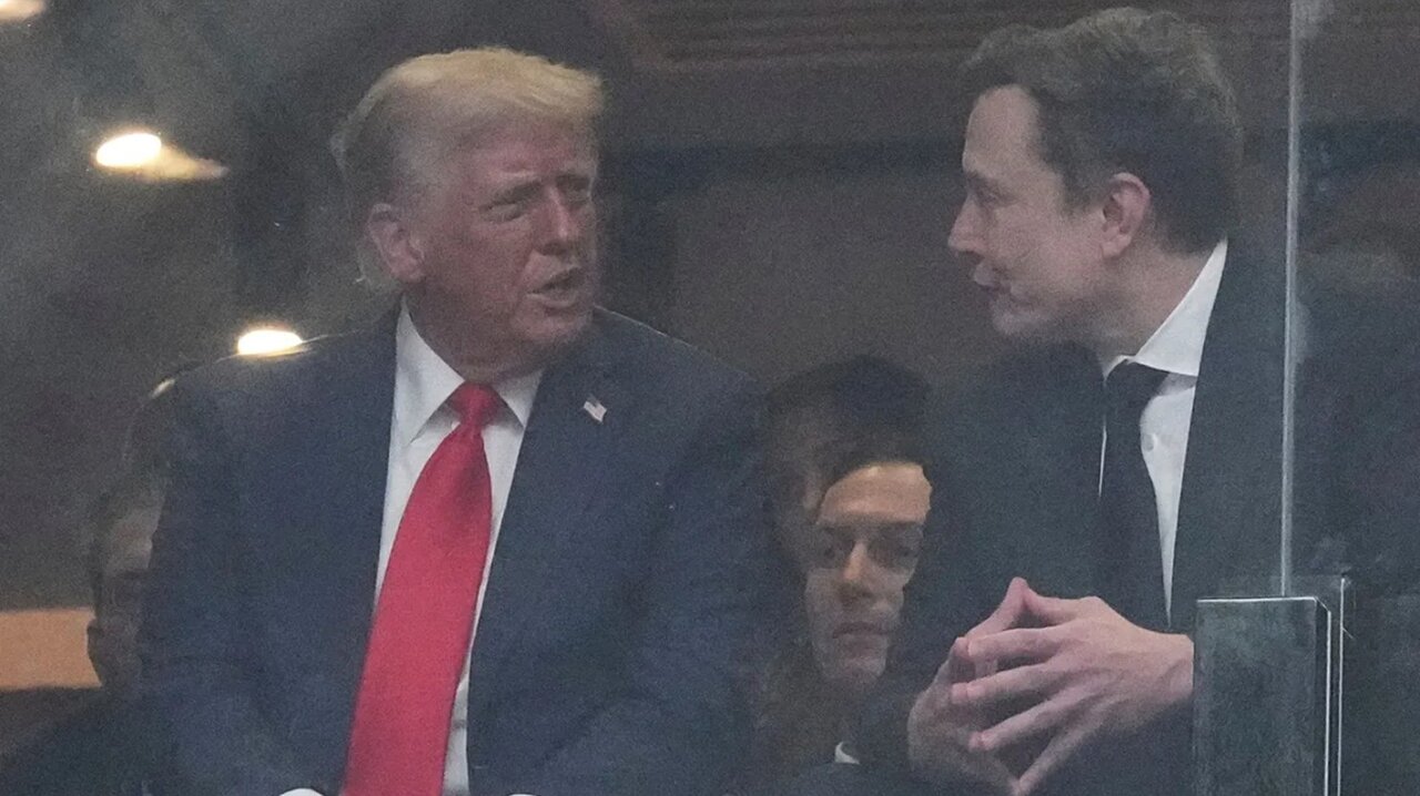 حواشی یادبود چارلی کرک؛ ترامپ و ماسک پس از سه ماه جدایی کنار هم نشستند / ترامپ همسر کرک را در آغوش کشید / عکس