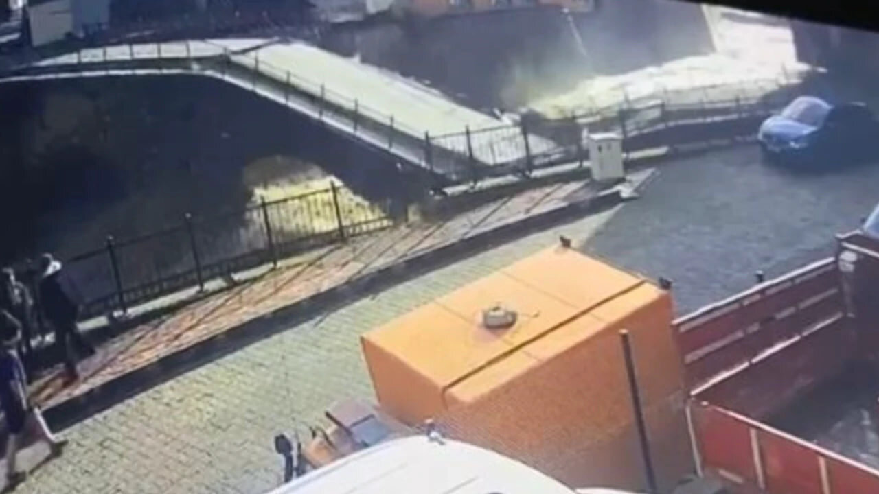 ببینید | لحظه فرو ریختن پل تاریخی مقابل لنز دوربین