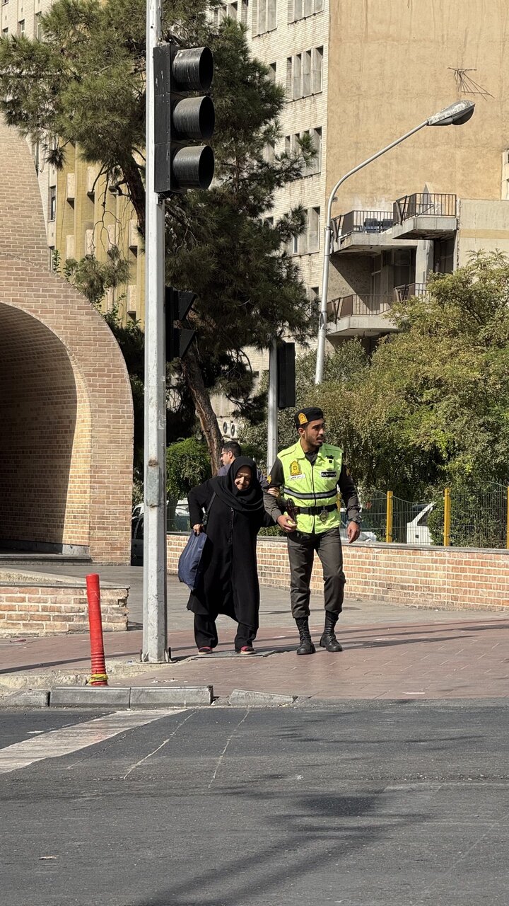 عکس | قابی جالب از کمک پلیس تهرانی به یک زن