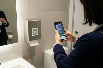 تا تبلیغ نبینید خبری از دستمال کاغذی نیست! / اقدام عجیب یک توالت عمومی در چین