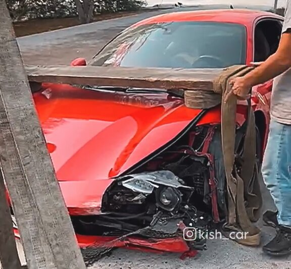 فراری جزیره کیش تصادف کرد /عکس