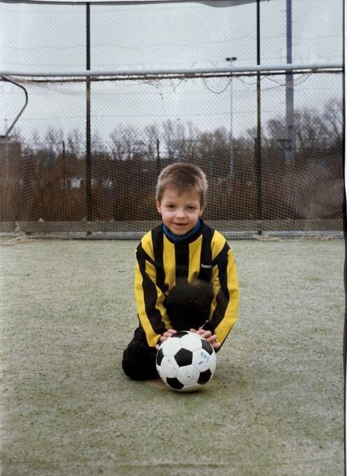 کفشهای ستاره لالهها آویخته شد