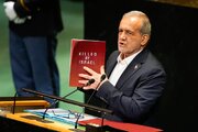 تصاویر جدید از پزشکیان در هنگام سخنرانی در سازمان ملل/ از عینک رئیس جمهور برای خواندن متن تا کتاب کشته های اسرائیل در دست + عکس