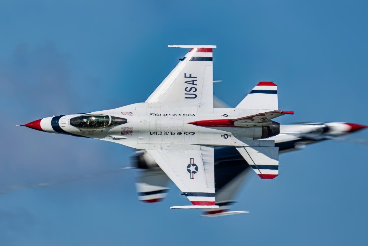 تحلیل نشریه آمریکایی: نبرد هوایی میان F-۱۶V تایوان و J-۲۰ چین، به سود جنگنده چینی تمام میشود