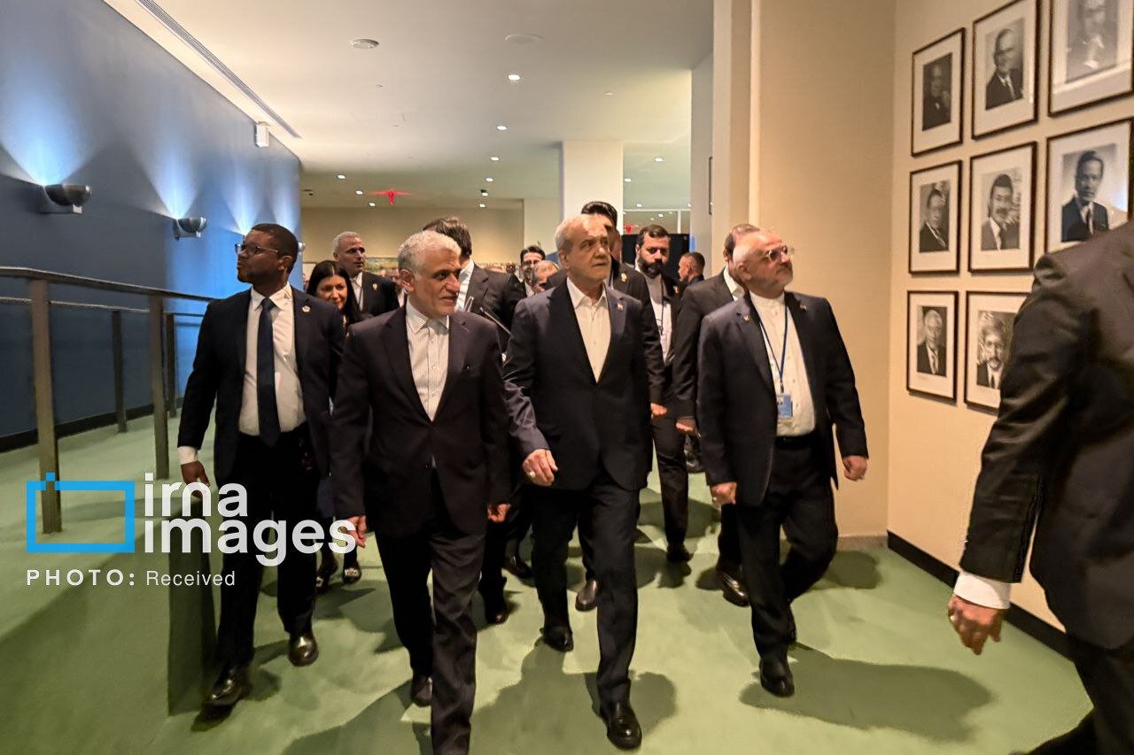 تصاویر ویژه از ورود پزشکیان به سازمان ملل؛ از تماشای تصاویر سیاستمداران بر دیوار تا همراهی غریب آبادی و سنایی + عکس