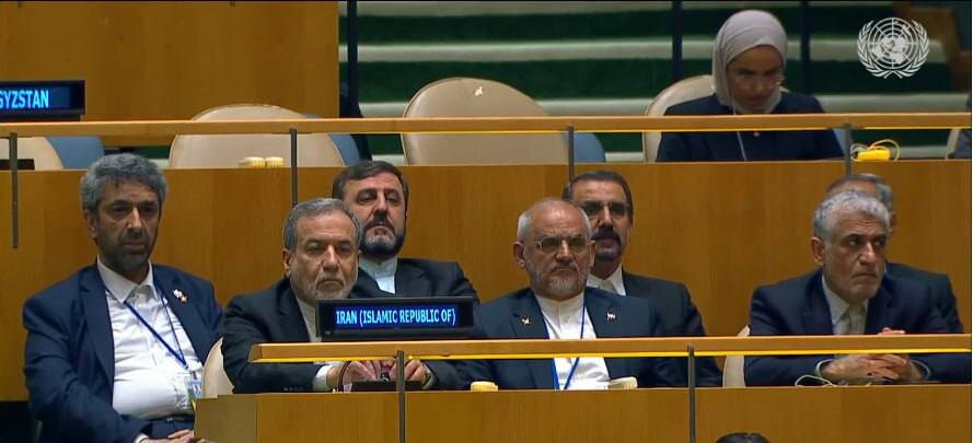 هیات همراه پزشکیان در هنگام سخنرانی رییس جمهور/ از دقت حاجیمیرزایی و غریب آبادی و سنایی تا فرمت خاص دستهای عراقچی + تصویر