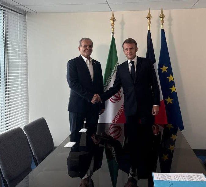 پزشکیان و مکرون در قاب تصویر/ محور گفت و گوی روسای جمهور ایران و فرانسه چه بود؟ + عکس