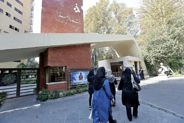 اعتراض دانشجویان دانشگاه الزهرا به تشدید سختگیریها در ورود و خروج به خوابگاهها و محدودیتهای پوششی