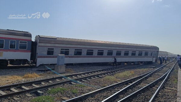 خروج قطار از ریل در ایستگاه راهآهن/ عکس
