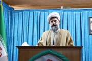 عکس | اقدام عجیب نماز جمعه شهرستان دشتی؛ خواندن خطبه پشت خودروی نظامی با بلندگو