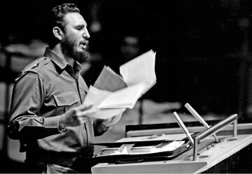 عکس/ دیدار آیت‌الله خامنه‌ای با فیدل کاسترو در سال ۶۵