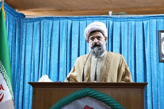 عکس | اقدام عجیب نماز جمعه شهرستان دشتی؛ خواندن خطبه پشت خودروی نظامی با بلندگو