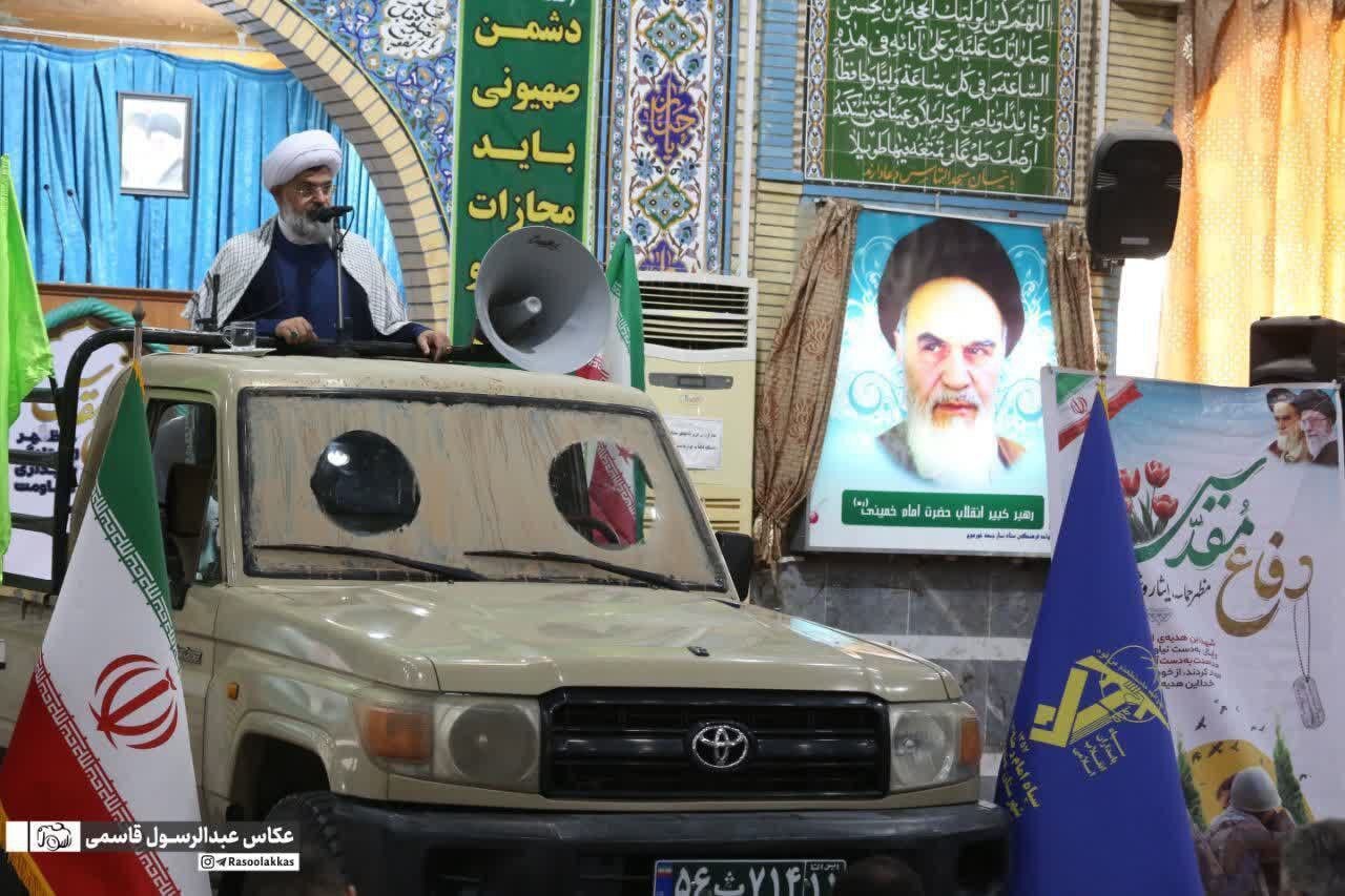 عکس | اقدام عجیب نماز جمعه شهرستان دشتی؛ خواندن خطبه پشت خودروی نظامی با بلندگو